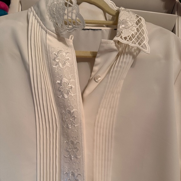 Vintage white button up with floral detailing and lace collar!! - Picture 2 of 3
